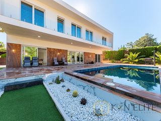 Casa a Calle palmas las 4. Espectacular villa en urbanizaci�n loma bad�