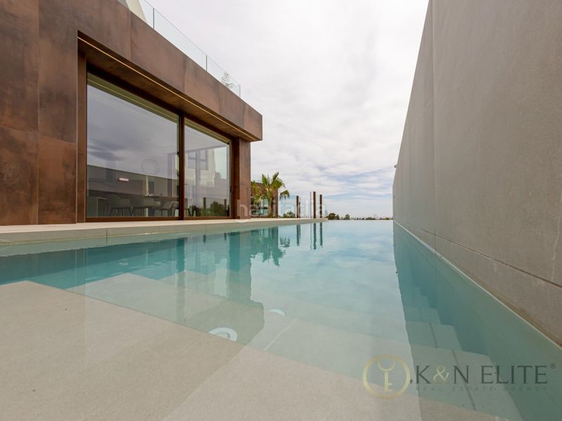 Foto c5696875-dcca-4580-b1e5-44378b8ec2a6. Casa amb aparcament piscina a Urbanizaciones Benidorm