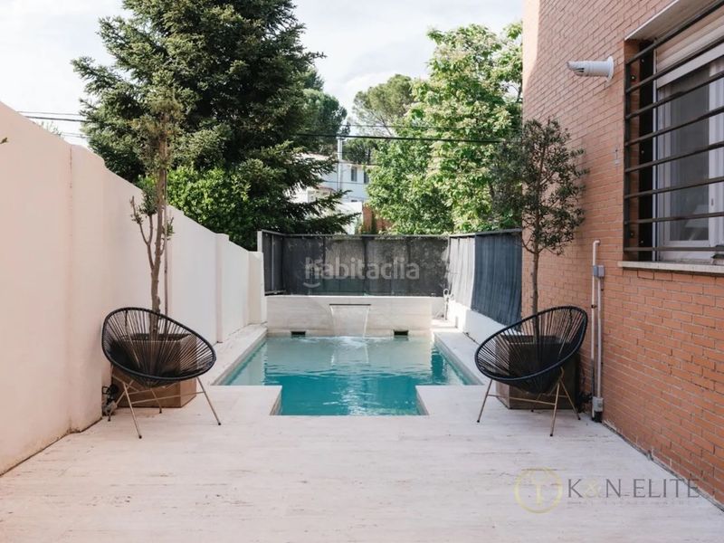 Foto 79386ad0-697c-4ce3-b0f9-a9811c48822a. Casa aparellada amb aparcament piscina a La Florida - El Plantío Madrid