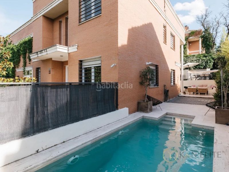 Foto 8ae3c6e1-b381-40b7-bdeb-78d4d845bbcc. Casa aparellada amb aparcament piscina a La Florida - El Plantío Madrid