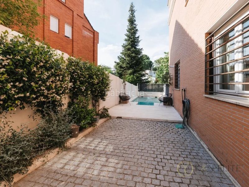 Foto 9695d299-957e-455c-88e1-c57c16bd1a79. Casa aparellada amb aparcament piscina a La Florida - El Plantío Madrid