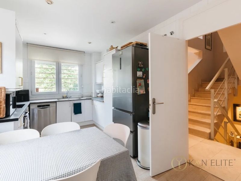Foto a7899311-5e3d-4e3b-bc81-436e9a69562c. Casa aparellada amb aparcament piscina a La Florida - El Plantío Madrid