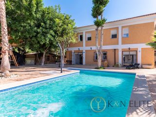 Casa  Nogal. Elegancia, privacidad y confort en un chalet en la huerta de mut