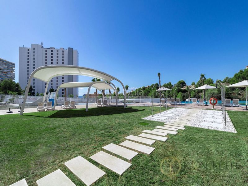 Foto 100075d2-dff1-4b3c-a353-c2deda10e0b9. Pis amb aparcament piscina a Playa Poniente Benidorm