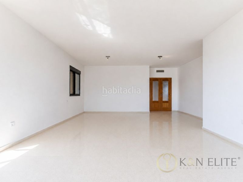 Foto 5476dfcc-d337-4f26-9eb0-71bb4c7b11aa. Pis amb aparcament a Playa Poniente Benidorm