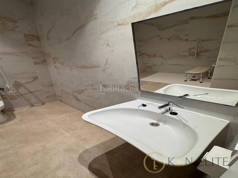 Foto b56f223c-3464-4c3d-afb2-fad4232dc274. Local comercial a Mont Olivet Valencia