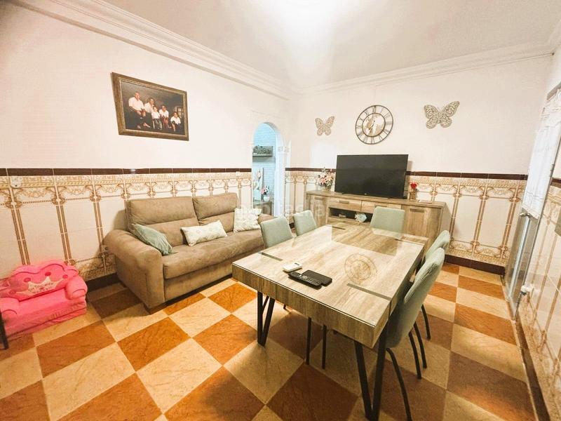 Foto d845f68d-043e-4b70-b34f-c1183ced3faa. Casa  unifamiliar en barrio pachico con 4 habitaciones , 2 baños y patio en Dos Hermanas
