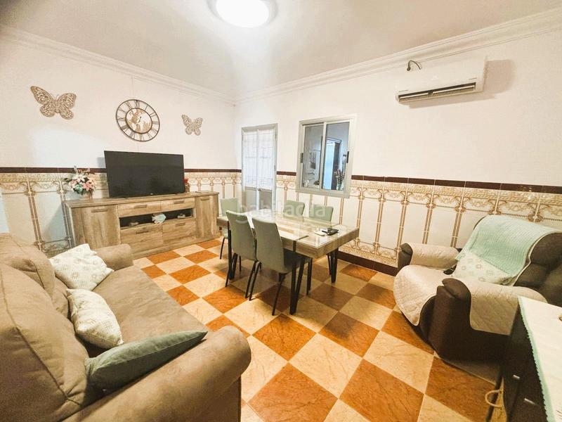 Foto fd6990a9-9d58-4a4d-8c42-0a29f830ed81. Casa  unifamiliar en barrio pachico con 4 habitaciones , 2 baños y patio en Dos Hermanas