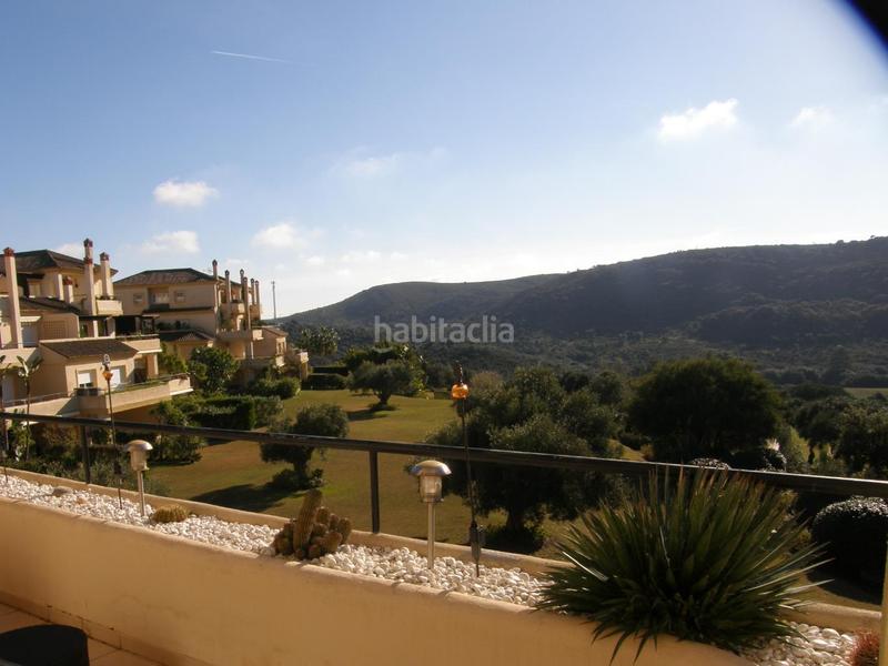 Foto 0f7bc7af-8301-4515-b3c2-9e20b806d9f0. Dúplex amb xemeneia aparcament piscina a Sotogrande alto Sotogrande