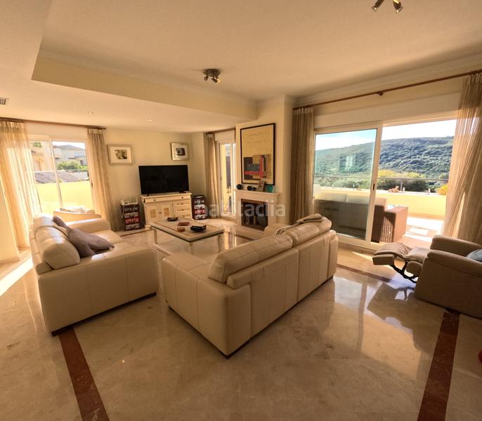 Foto 1c8ba86a-87a3-475d-8260-122a8838f1d3. Dúplex amb xemeneia aparcament piscina a Sotogrande alto Sotogrande