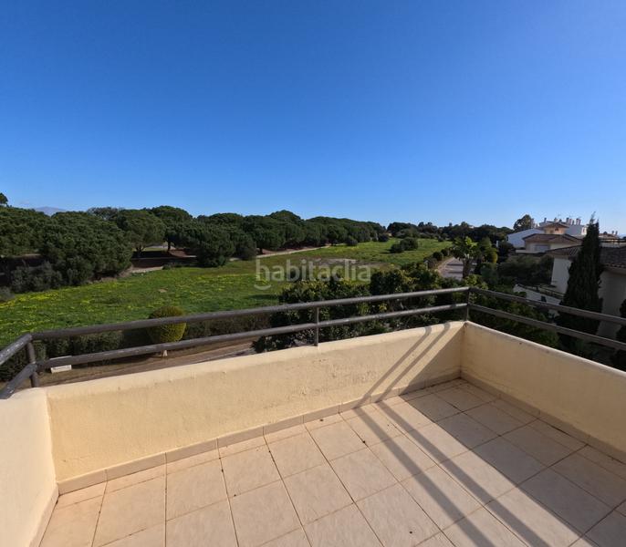 Foto 300bb765-9800-497e-b2e7-009fd56b5e46. Dúplex amb xemeneia aparcament piscina a Sotogrande alto Sotogrande