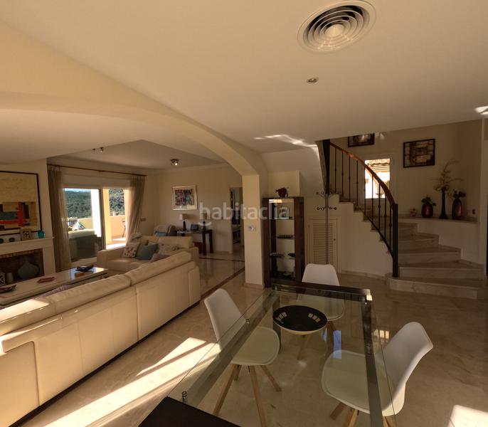 Foto 568d9d08-55cf-4352-a8eb-828eba871f55. Dúplex amb xemeneia aparcament piscina a Sotogrande alto Sotogrande