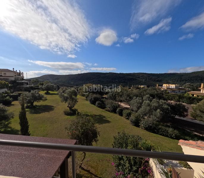 Foto 5c76fde6-cf7d-471b-9ad9-25ae6e58f831. Dúplex amb xemeneia aparcament piscina a Sotogrande alto Sotogrande