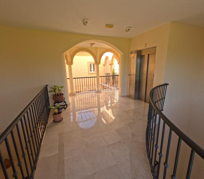 Foto 7e6bebe2-f8d1-4bdd-83cf-ed5a6ee169b1. Dúplex amb xemeneia aparcament piscina a Sotogrande alto Sotogrande