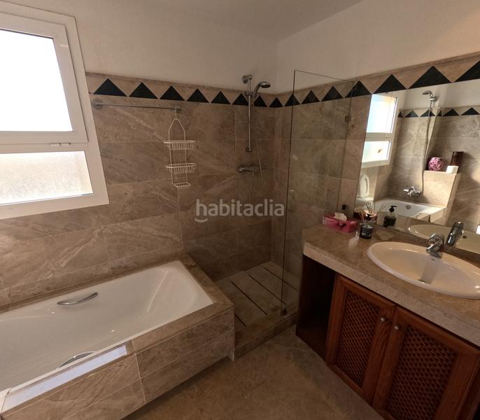 Foto 7f0dd5d6-74df-4f60-af25-97db424f7f60. Dúplex amb xemeneia aparcament piscina a Sotogrande alto Sotogrande