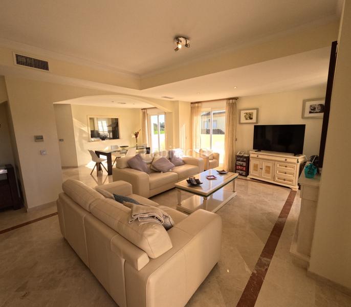 Foto 8a8befd8-da5e-4ab3-a969-70242eb02c43. Dúplex amb xemeneia aparcament piscina a Sotogrande alto Sotogrande