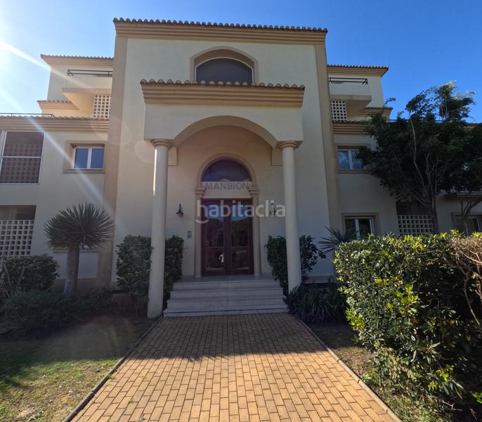 Foto 9409e3f0-3099-494e-a44c-4c43a930711f. Dúplex amb xemeneia aparcament piscina a Sotogrande alto Sotogrande