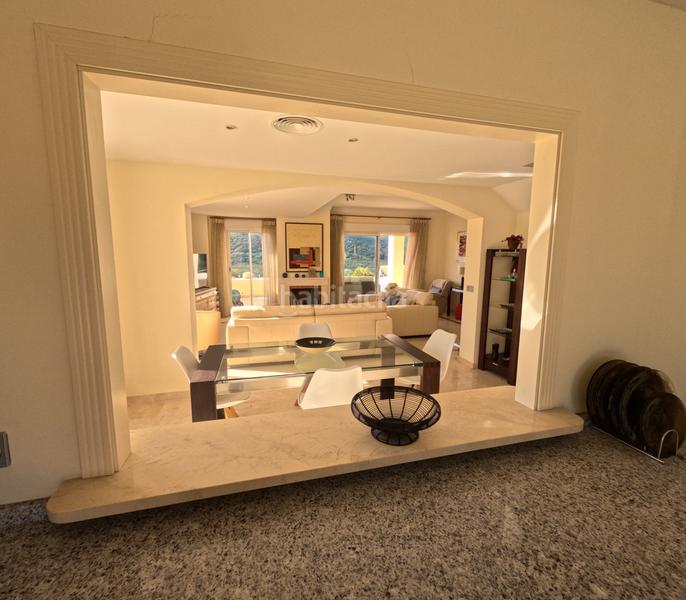 Foto abc23cce-a74f-4261-8a09-069e9ce99086. Dúplex amb xemeneia aparcament piscina a Sotogrande alto Sotogrande