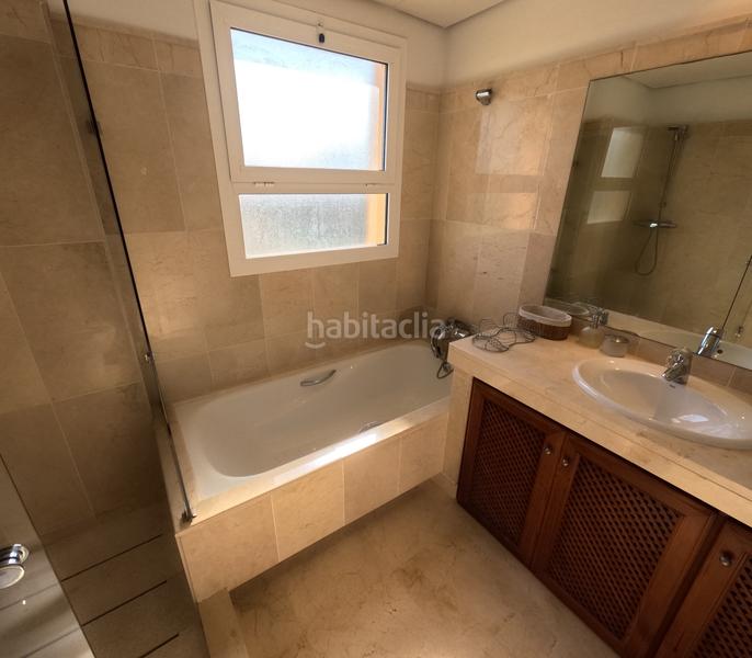 Foto d0693db8-3ace-475c-965c-22efdc2dad55. Dúplex amb xemeneia aparcament piscina a Sotogrande alto Sotogrande