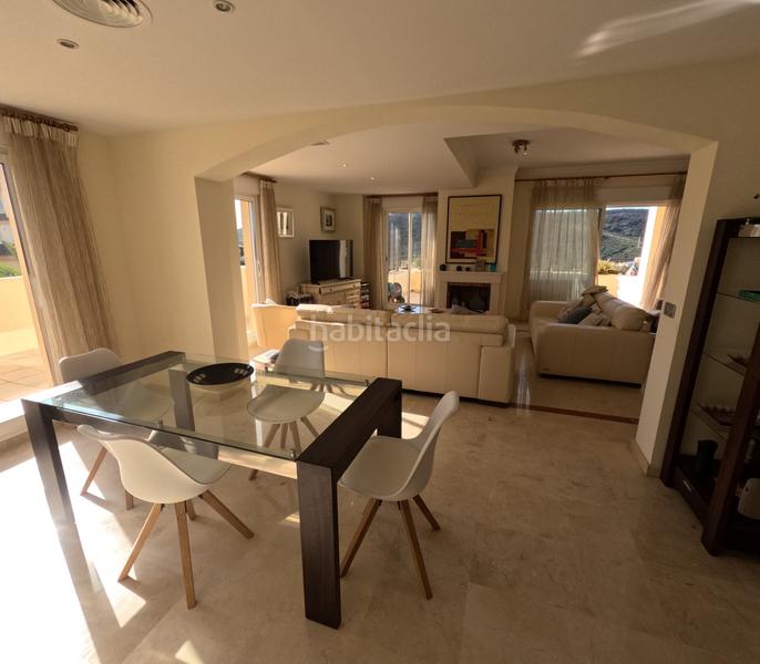 Foto ec411e69-b019-4adc-8276-fc9983acd80b. Dúplex amb xemeneia aparcament piscina a Sotogrande alto Sotogrande