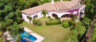 Chalet en Sotogrande Alto. Impresionante villa clásica con vistas al mar, al golf y al camp