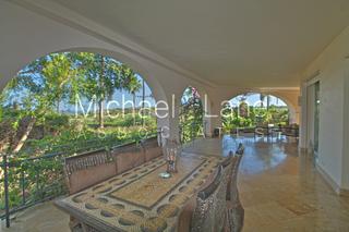 Xalet a Sotogrande Alto. Impresionante villa clásica con vistas al mar, al golf y al camp