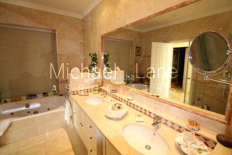 Foto 119f1e19-a5db-4406-91e9-5160ba4ed1d3. Chalet con camino parcheggio piscina in Sotogrande alto Sotogrande