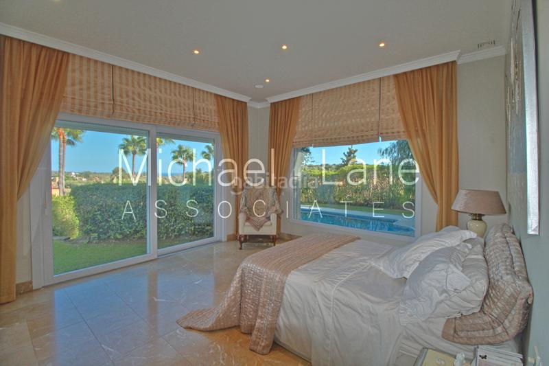 Foto 14063ca9-2a9b-4cc2-85f1-b372c6679a0f. Chalet con camino parcheggio piscina in Sotogrande alto Sotogrande