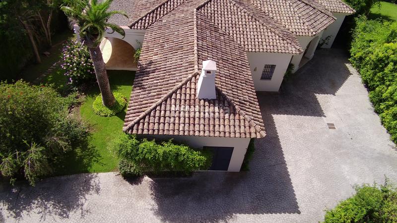 Foto 25ebe877-ed89-4635-bf49-258d5147cf0e. Chalet con camino parcheggio piscina in Sotogrande alto Sotogrande