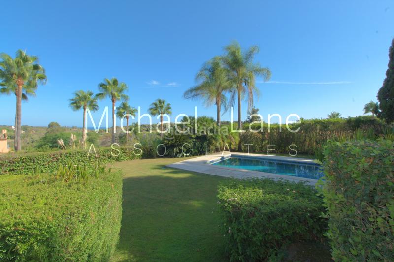 Foto 4759f00e-ad35-4834-8876-725cdd4e069c. Chalet con camino parcheggio piscina in Sotogrande alto Sotogrande