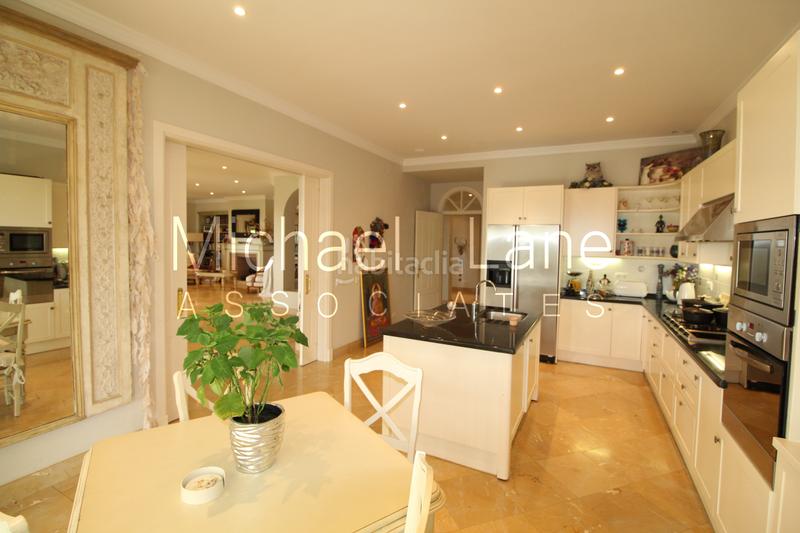 Foto 7f341d84-6ed0-4fbc-8b91-6906420dc52f. Chalet con camino parcheggio piscina in Sotogrande alto Sotogrande