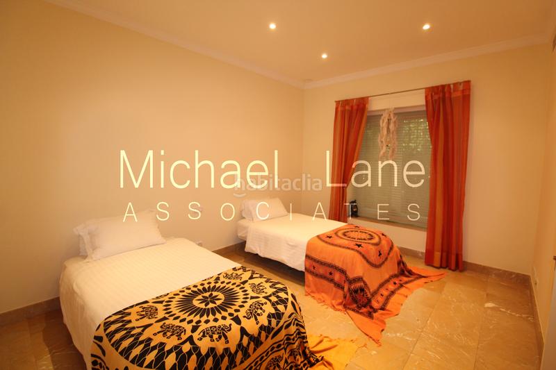 Foto 867ee18c-86b0-4bc5-8be8-301510b425b2. Chalet con camino parcheggio piscina in Sotogrande alto Sotogrande