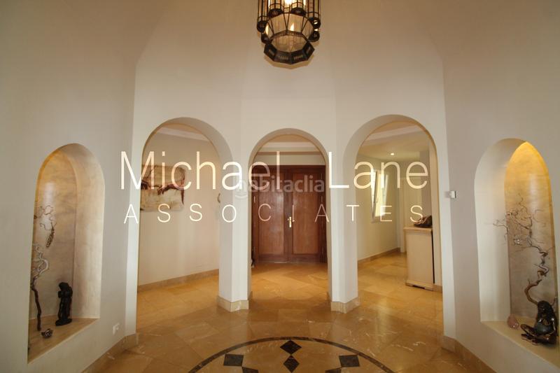 Foto 9e09928c-117a-4769-83fe-7530e8bc7ca2. Chalet con camino parcheggio piscina in Sotogrande alto Sotogrande