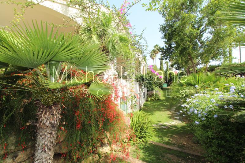 Foto ae432f6f-e82d-48f8-bc28-40408325db88. Chalet con camino parcheggio piscina in Sotogrande alto Sotogrande