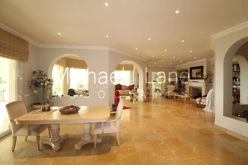 Foto b1b2f4a5-fa16-4f8e-9b6b-f5a143ec3be2. Chalet con camino parcheggio piscina in Sotogrande alto Sotogrande