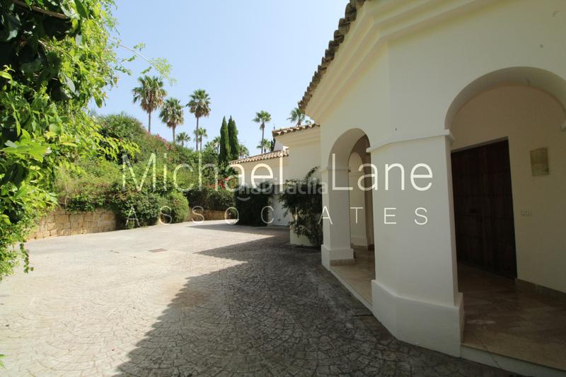 Foto c094fa1c-45ae-4989-84e2-f5b8b344f3ff. Chalet con camino parcheggio piscina in Sotogrande alto Sotogrande