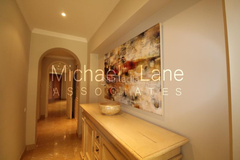 Foto c8c137e6-9dee-4857-8afa-03dfa7448451. Chalet con camino parcheggio piscina in Sotogrande alto Sotogrande