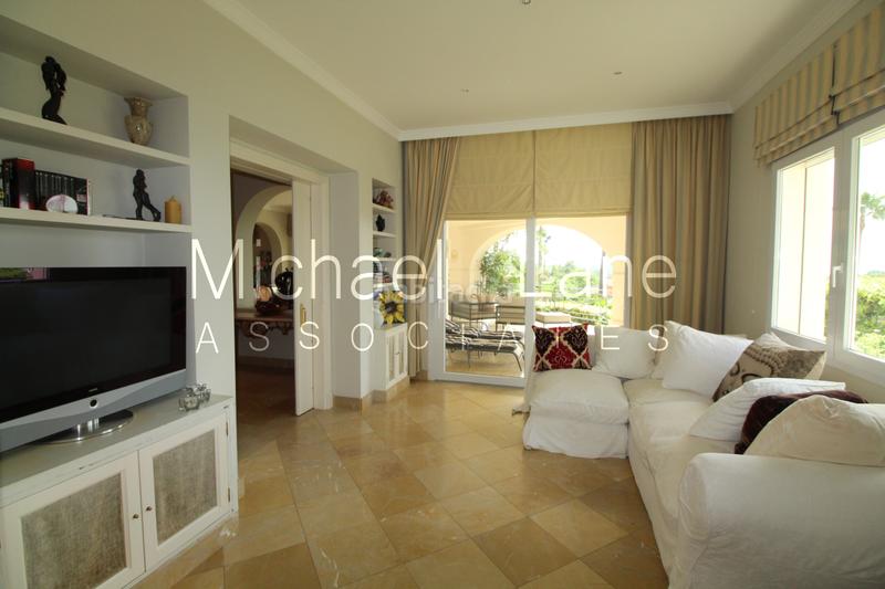 Foto d91cad00-0583-4669-989a-92315b1a90fd. Chalet con camino parcheggio piscina in Sotogrande alto Sotogrande
