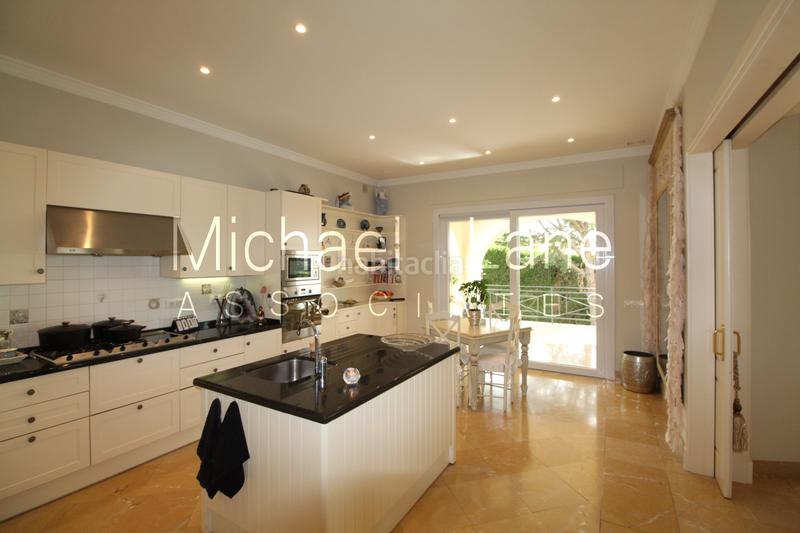 Foto ebd07011-ad7b-47fe-9111-eeccc7f2d338. Chalet con camino parcheggio piscina in Sotogrande alto Sotogrande