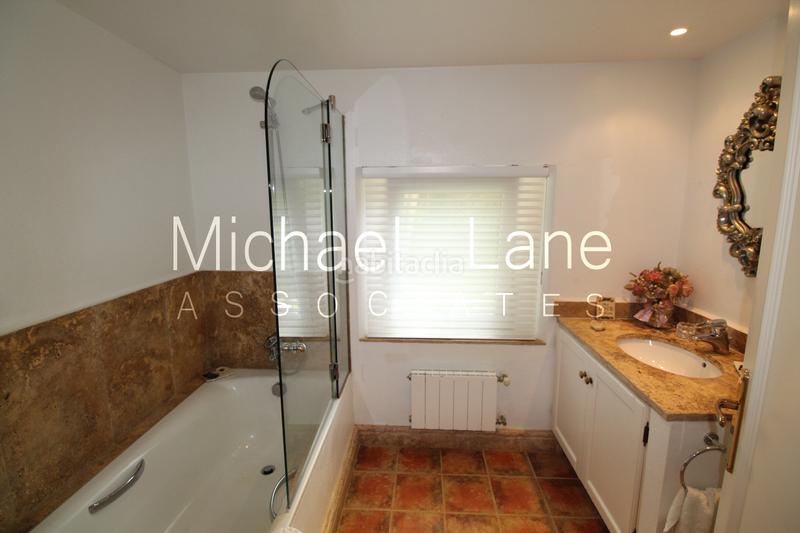 Foto ee7822f3-07e4-43ca-83f2-894e4ccc311c. Chalet con camino parcheggio piscina in Sotogrande alto Sotogrande