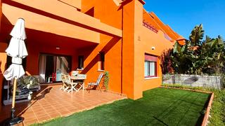 Pis en Calle rub el 10. Encantador bajo de 2 dormitorios  con jardn privado en la  duqu