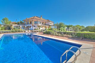Xalet en Sierra de Estepona - Avda. de Andaluca. Una oportunidad exclusiva: finca nica de 5 dormitorios en las m