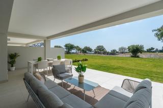 Pis a Sotogrande Alto. Apartamento de 2 dormitorios en planta baja, en primera línea de