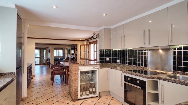 Foto d4501b96-697e-4542-a5dd-058d6be253fa. Chalet con camino parcheggio in Villacana - Costalita - Saladillo Estepona