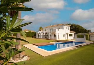 Xalet a Sotogrande Alto. Impresionante villa completamente renovada ubicada en la prestig