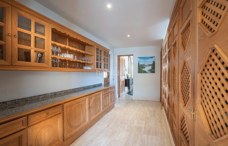 Foto d96888c1-f15e-49f9-bfc3-33bf21a49734. Maison avec cheminée parking piscine dans Sotogrande alto Sotogrande