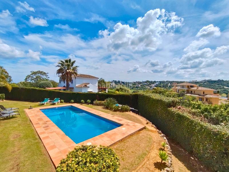 Foto 4bae1ceb-c7aa-4532-9274-8066b08b15e4. Chalet avec cheminée parking piscine dans Sotogrande alto Sotogrande