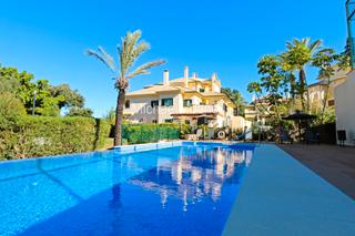 Ático en Sotogrande Alto. Ático de 2 dormitorios y 2 baños en primera linea golf en san ro