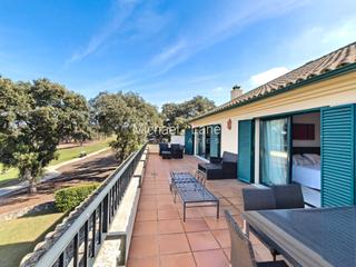 tic en Sotogrande Alto. tico de 2 dormitorios y 2 baos en primera linea golf en san ro