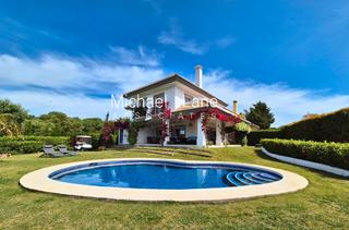 Casa aparellada a Sotogrande Alto. Villa pareada de 5 dormitorios en primera línea de golf con jard
